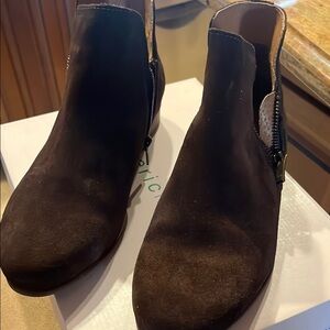 Brown suede Shoes with Classic Style